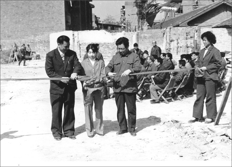 1986年，長虹彩電工程奠基，這樣的剪彩儀式，剪出了中國最大的彩電生產(chǎn)基地之一