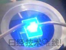   發(fā)光試驗中的LED元件?；宄叽纾?cm見方，元件尺寸：0.3mm見方，注入電流：約200mA，中心波長：450nm 