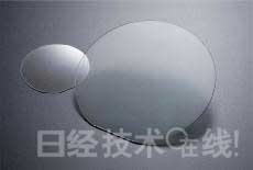 GaN晶圓。左為2英寸產(chǎn)品，右為4英寸產(chǎn)品