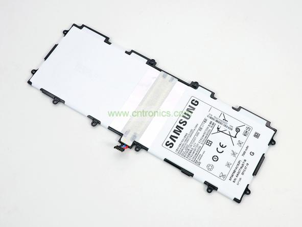 取出電池前要把周圍的帶狀電纜先拔出來，這個比較容易。Galaxy Note 10.1的電池容量為7000mAh,3.7V，預(yù)計續(xù)航時間8小時左右，重約136克，占據(jù)了整體重量的23%。不過為了減少機身厚度，電池做得很薄。