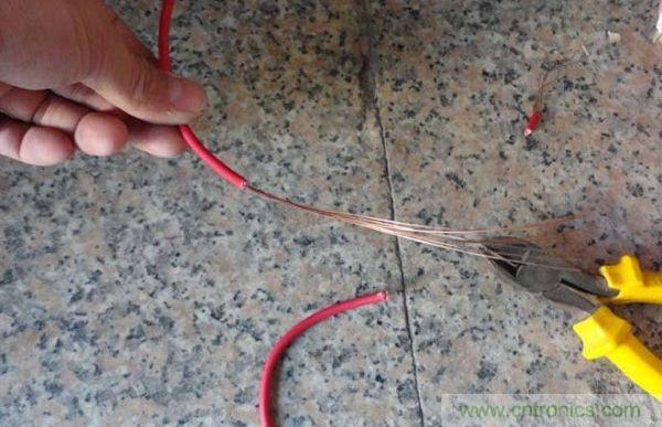 變廢為寶！風(fēng)扇散熱器變身山寨LED燈