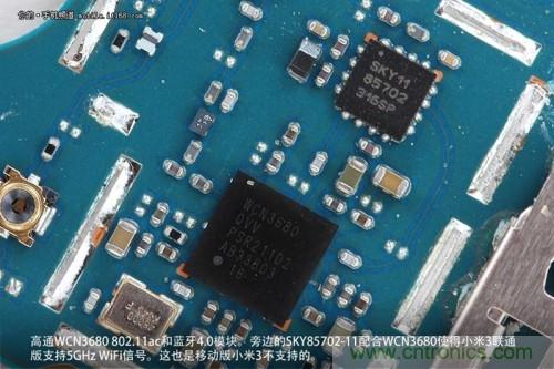 高通WCN3680 802.11ac和藍(lán)牙4.0模塊，旁邊的SKY85702-11配合其使用5GHz Wi-Fi頻段