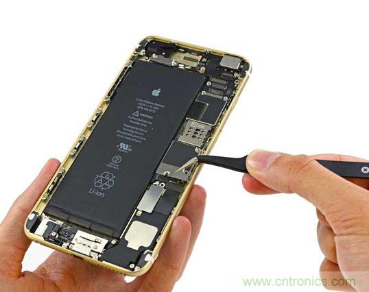 與iPhone 5S相比，電池尺寸更大，電池效率提高了16%。整部手機看起來就像一件藝術品，但看不到太多的內部構造。（來源：iFixit）