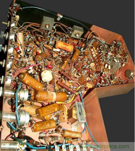 1948年Motorola的VT-71「Golden View」7吋電視機就是采用點對點接線。（圖片來源：Wikimedia/Westernelectric555）