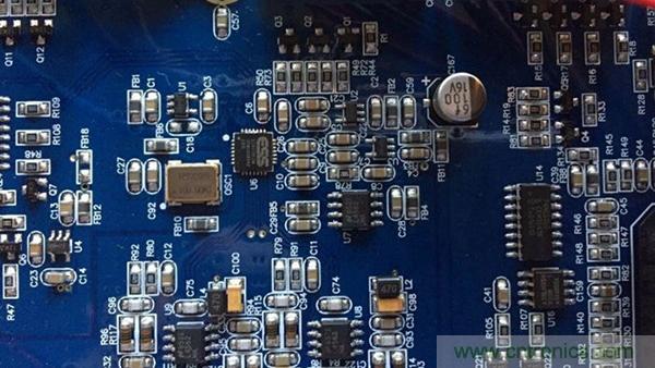 如何“布局”電路上的貼片電容才會降低寄生電感？