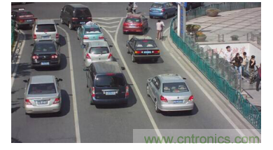 如何在車流涌動的道路上運用監(jiān)控系統(tǒng)？