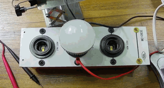 電燈泡內(nèi)通有交流電，為什么看不到燈泡在閃爍？