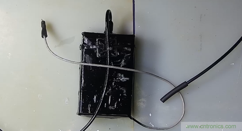 電燈泡內(nèi)通有交流電，為什么看不到燈泡在閃爍？