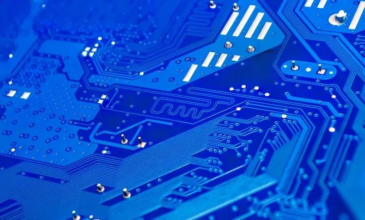 如何決定 PCB 中差分對(duì)的過孔阻抗？